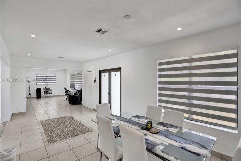 Villa ou maison à vendre à North Miami Beach, Floride: 4 chambres, 201.51 m2 № 1153407 - photo 20