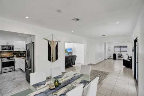 Villa ou maison à vendre à North Miami Beach, Floride: 4 chambres, 201.51 m2 № 1153407 - photo 21