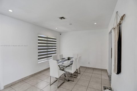 Villa ou maison à vendre à North Miami Beach, Floride: 4 chambres, 201.51 m2 № 1153407 - photo 22