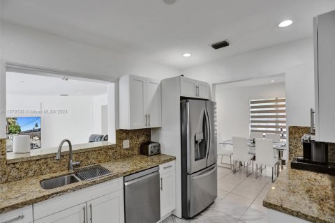 Villa ou maison à vendre à North Miami Beach, Floride: 4 chambres, 201.51 m2 № 1153407 - photo 24