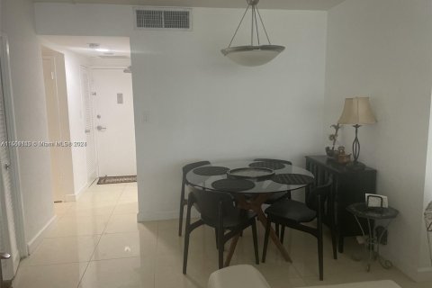 Condo in Miami Beach, Florida, 1 bedroom  № 1095413 - photo 11