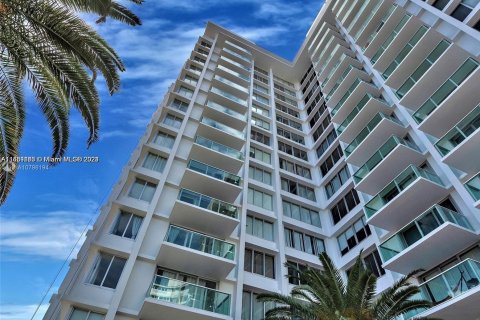 Condo in Miami Beach, Florida, 1 bedroom  № 1095413 - photo 1