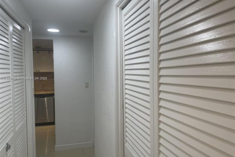 Condo in Miami Beach, Florida, 1 bedroom  № 1095413 - photo 14