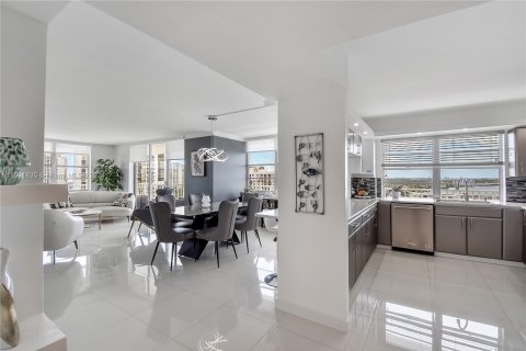 Condo in Aventura, Florida, 2 bedrooms  № 1096971 - photo 16