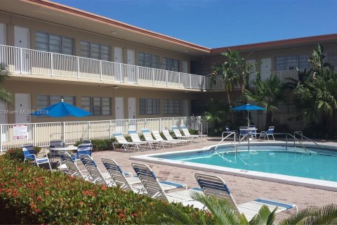 Hotel in Hallandale Beach, Florida 29.73 sq.m. № 1096926 - photo 1