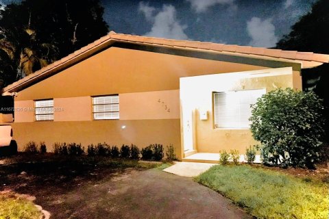 House in Miami, Florida 3 bedrooms, 132.11 sq.m. № 1395099 - photo 2