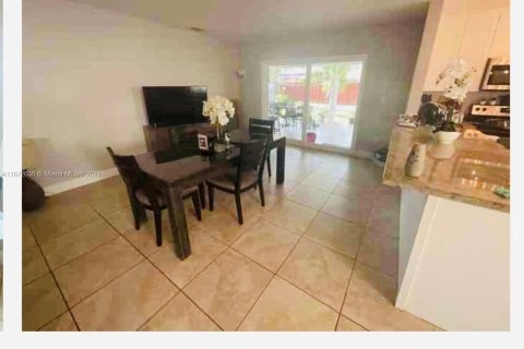 House in Miami, Florida 3 bedrooms, 132.11 sq.m. № 1395099 - photo 8