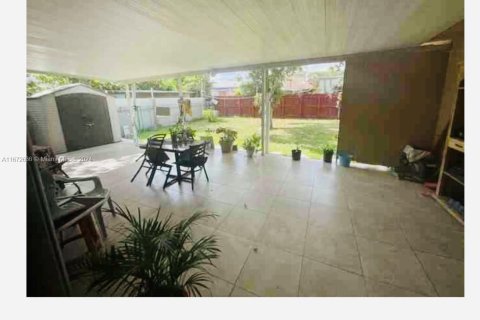 House in Miami, Florida 3 bedrooms, 132.11 sq.m. № 1395099 - photo 9