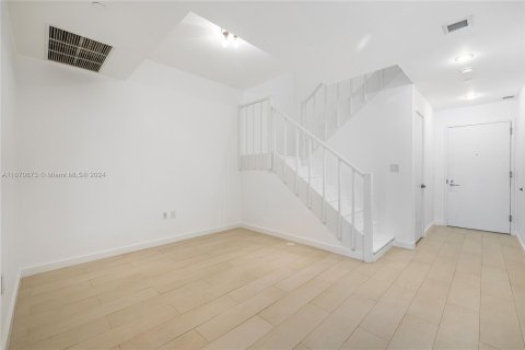 Condominio en alquiler en Miami, Florida, 1 dormitorio, 157.47 m2 № 1395141 - foto 7