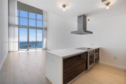 Condominio en alquiler en Miami, Florida, 1 dormitorio, 157.47 m2 № 1395141 - foto 1