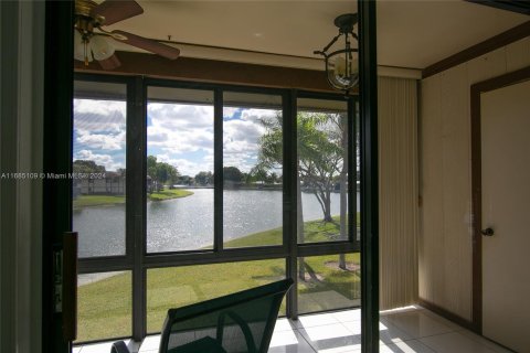 Condo in Tamarac, Florida, 2 bedrooms  № 1421751 - photo 13