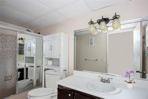 Condo in Tamarac, Florida, 2 bedrooms  № 1421751 - photo 10