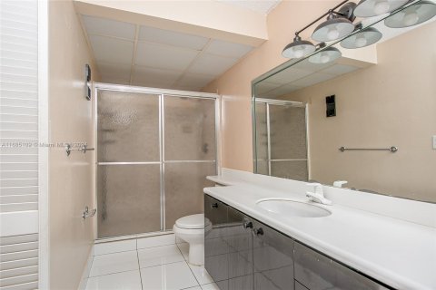 Condo in Tamarac, Florida, 2 bedrooms  № 1421751 - photo 9