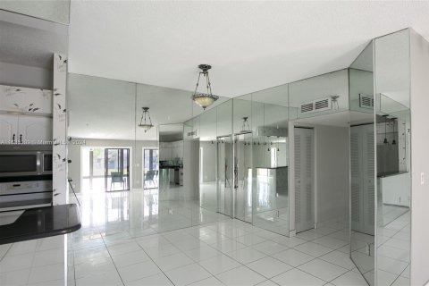 Condo in Tamarac, Florida, 2 bedrooms  № 1421751 - photo 2