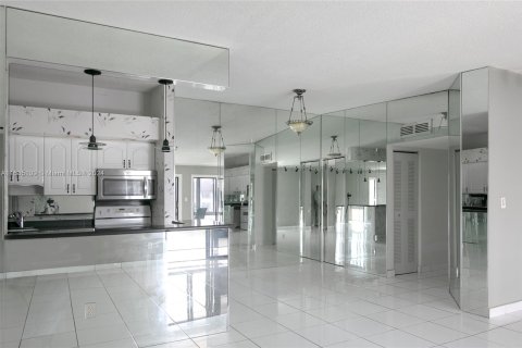 Condo in Tamarac, Florida, 2 bedrooms  № 1421751 - photo 5