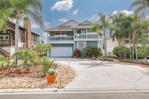 House in New Port Richey, Florida 4 bedrooms, 284.37 sq.m. № 1349605 - photo 2