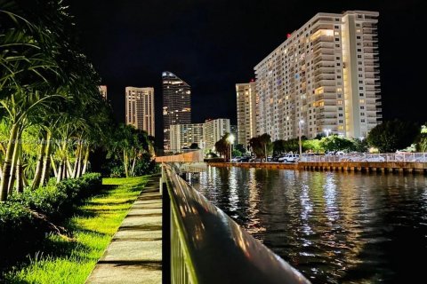 Condo in Sunny Isles Beach, Florida, 1 bedroom  № 1215877 - photo 1