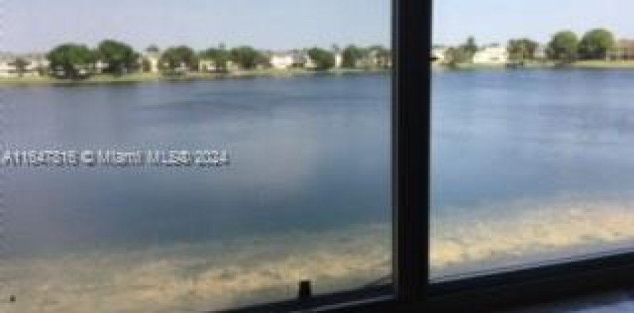 Condo in Lauderdale Lakes, Florida, 2 bedrooms  № 1330465