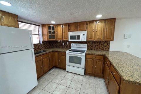 Condominio en venta en Hialeah, Florida, 2 dormitorios, 92.25 m2 № 1417245 - foto 3