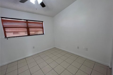 Condominio en venta en Hialeah, Florida, 2 dormitorios, 92.25 m2 № 1417245 - foto 12