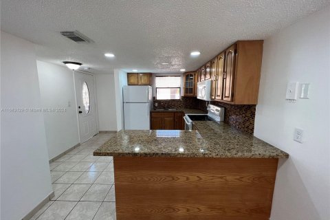 Condominio en venta en Hialeah, Florida, 2 dormitorios, 92.25 m2 № 1417245 - foto 2