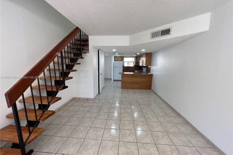 Condominio en venta en Hialeah, Florida, 2 dormitorios, 92.25 m2 № 1417245 - foto 1