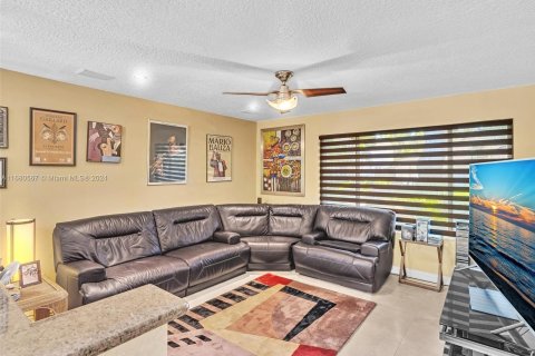 Casa en venta en Hollywood, Florida, 3 dormitorios, 189.8 m2 № 1417199 - foto 20