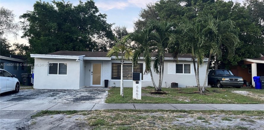 House in Hollywood, Florida 3 bedrooms, 135.36 sq.m. № 836846