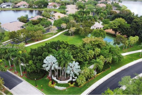 House in Weston, Florida 5 bedrooms, 317.82 sq.m. № 836850 - photo 16