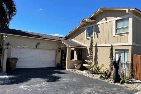 Casa en venta en Deerfield Beach, Florida, 3 dormitorios, 164.44 m2 № 1119656 - foto 1