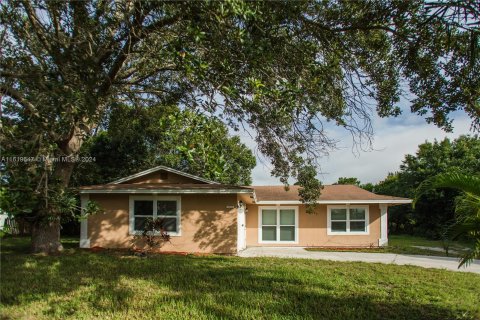 House in Port St. Lucie, Florida 3 bedrooms, 145.67 sq.m. № 1272308 - photo 2