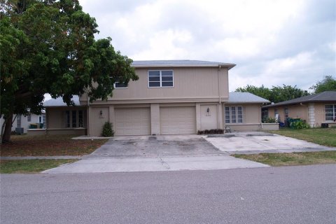 Propiedad comercial en venta en Port Charlotte, Florida, 223.99 m2 № 1195014 - foto 1