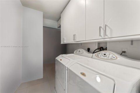 Condo in Miami Beach, Florida, 2 bedrooms  № 1099724 - photo 21