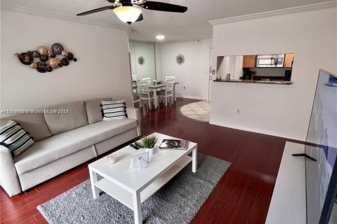 Apartamento en alquiler en Miami, Florida, 1 dormitorio, 67.82 m2 № 1099723 - foto 2