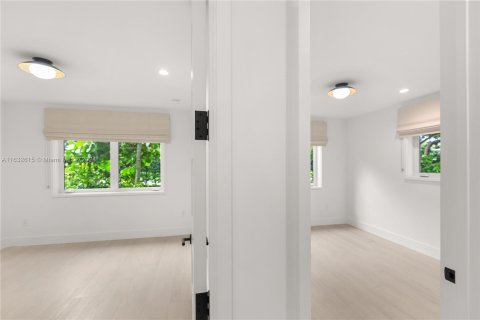 House in Coral Gables, Florida 4 bedrooms, 232.72 sq.m. № 1294827 - photo 25