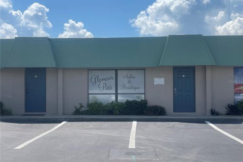 Propiedad comercial en venta en Port Charlotte, Florida, 61.32 m2 № 657160 - foto 1