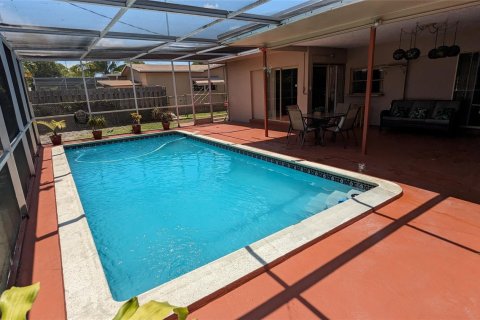 House in Miami, Florida 3 bedrooms, 157.38 sq.m. № 1208695 - photo 6