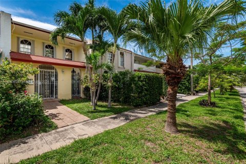 Adosado en venta en North Miami, Florida, 2 dormitorios, 165.37 m2 № 1271866 - foto 1