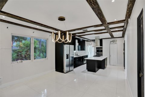 House in Miami Beach, Florida 6 bedrooms, 267.19 sq.m. № 1271815 - photo 6