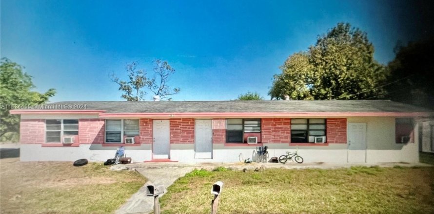 Commercial property in South Bay, Florida 151.62 sq.m. № 1271770