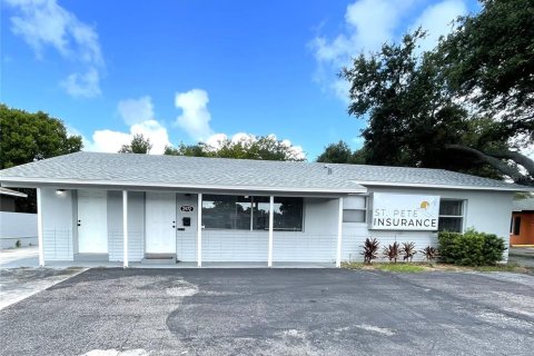 Propiedad comercial en alquiler en Saint Petersburg, Florida, 14.12 m2 № 1351349 - foto 1