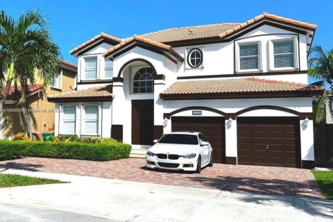 House in Miami, Florida 4 bedrooms, 245.82 sq.m. № 1380600 - photo 1