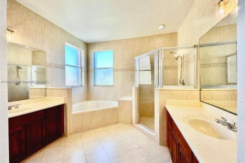 House in Miami, Florida 4 bedrooms, 245.82 sq.m. № 1380600 - photo 21