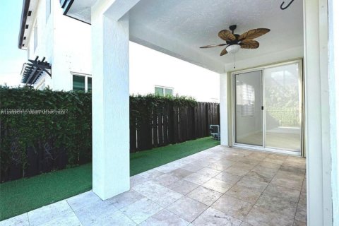 House in Miami, Florida 4 bedrooms, 245.82 sq.m. № 1380600 - photo 10