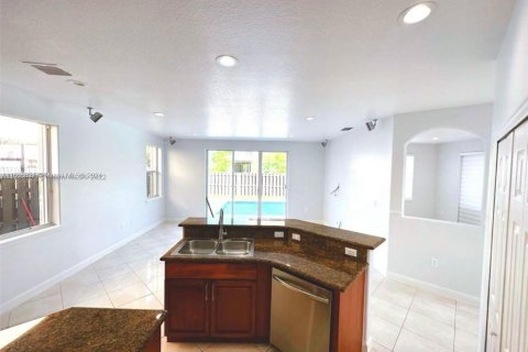 House in Miami, Florida 4 bedrooms, 245.82 sq.m. № 1380600 - photo 6