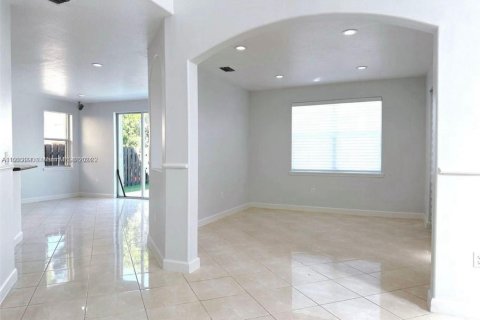 House in Miami, Florida 4 bedrooms, 245.82 sq.m. № 1380600 - photo 13