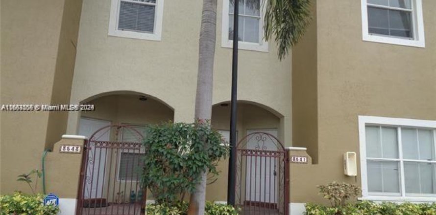 Townhouse in Margate, Florida 3 bedrooms, 142.7 sq.m. № 1380559