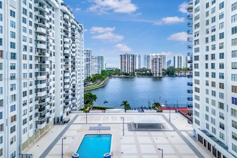 Condo in Aventura, Florida, 1 bedroom  № 1380171 - photo 1