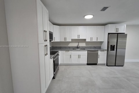 Townhouse in Miami, Florida 3 bedrooms, 115.2 sq.m. № 1391610 - photo 8