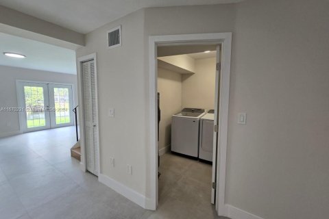 Townhouse in Miami, Florida 3 bedrooms, 115.2 sq.m. № 1391610 - photo 24